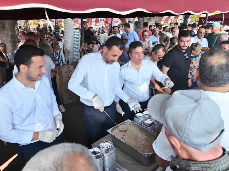 CHP Manavgat İlçe Örgütü Aşure Dağıttı