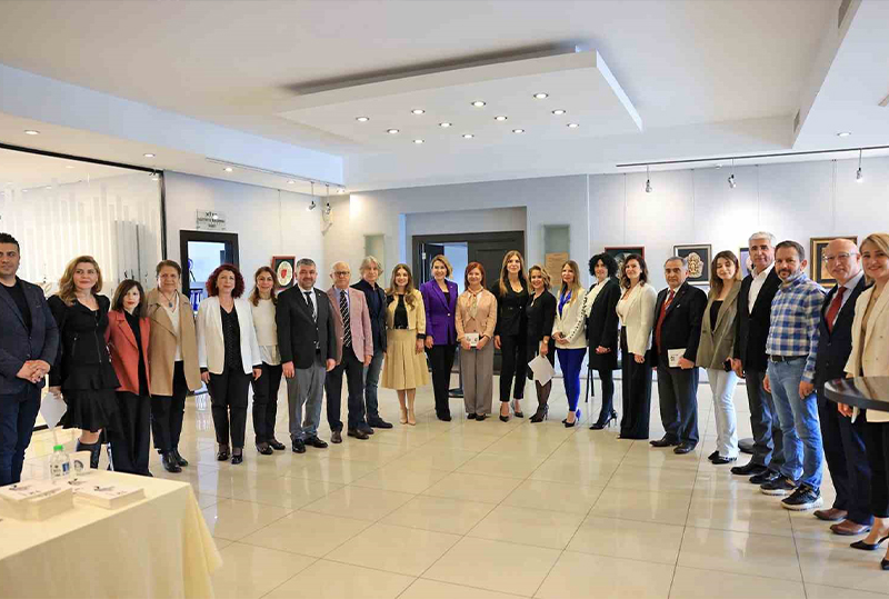 “12 Kadın” Kitabı Depremzedelere Destek Olacak