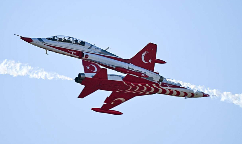 Türk Yıldızları Antalya Semalarında Göz Kamaştırdı